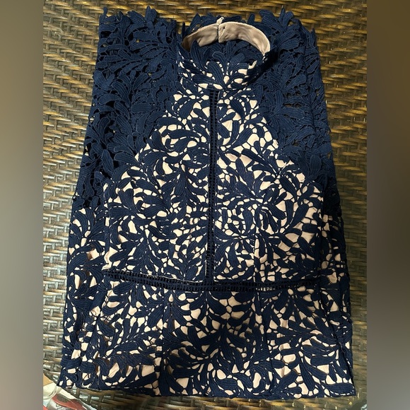 Lulu’s High neck backless dress in guipure lace - Picture 4 of 7